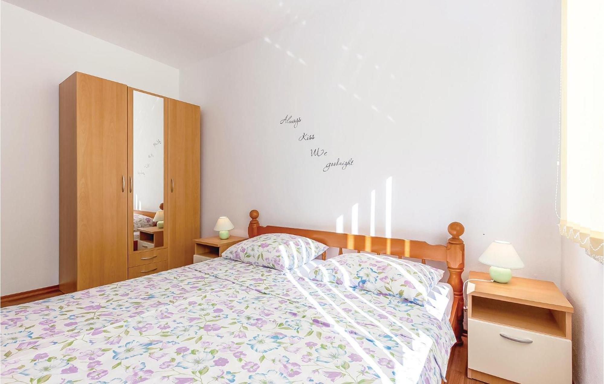 Awesome Apartment In Dobrinj With Wifi Bagian luar foto